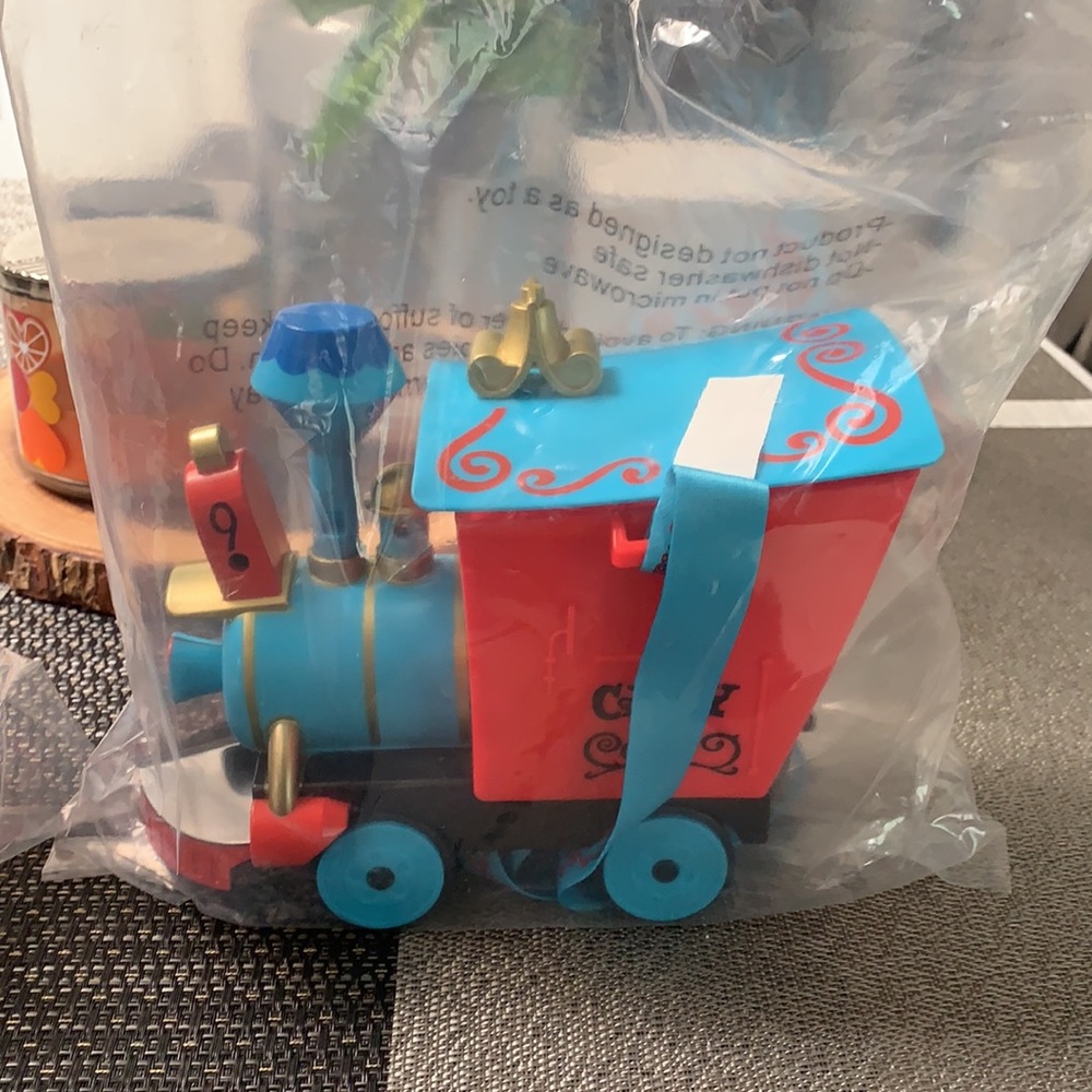 Disney Casey Train Popcorn Bucket & Dumbo Slipper. - Picture 6 of 9